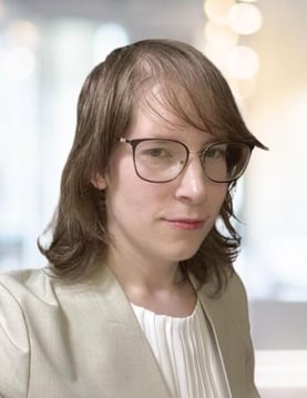 メガネを掛けた女性

説明は自動で生成されたものです